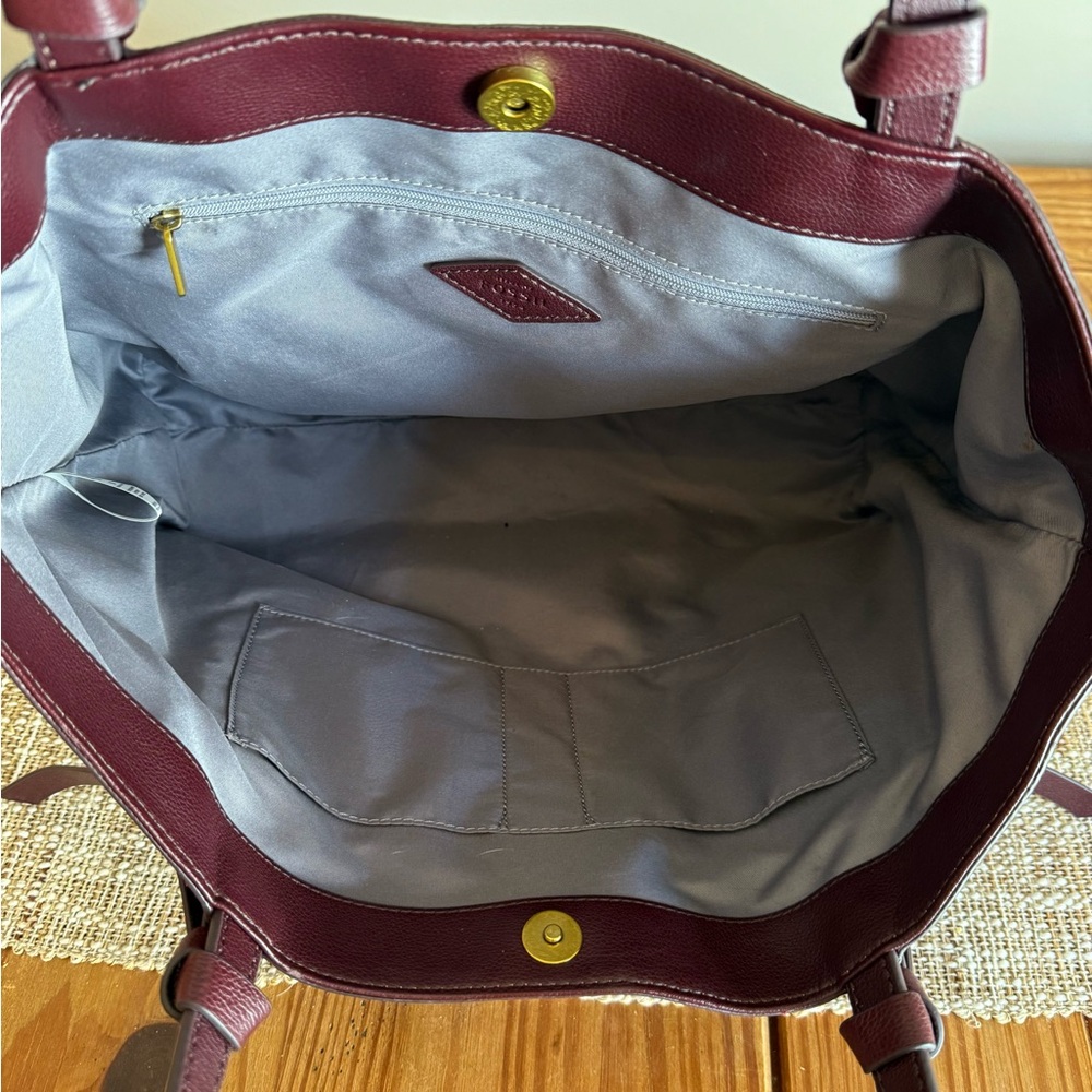 Fossil suede bag. Beautiful burgundy color and only carried a couple of times. 🩷 - Picture 4 of 6